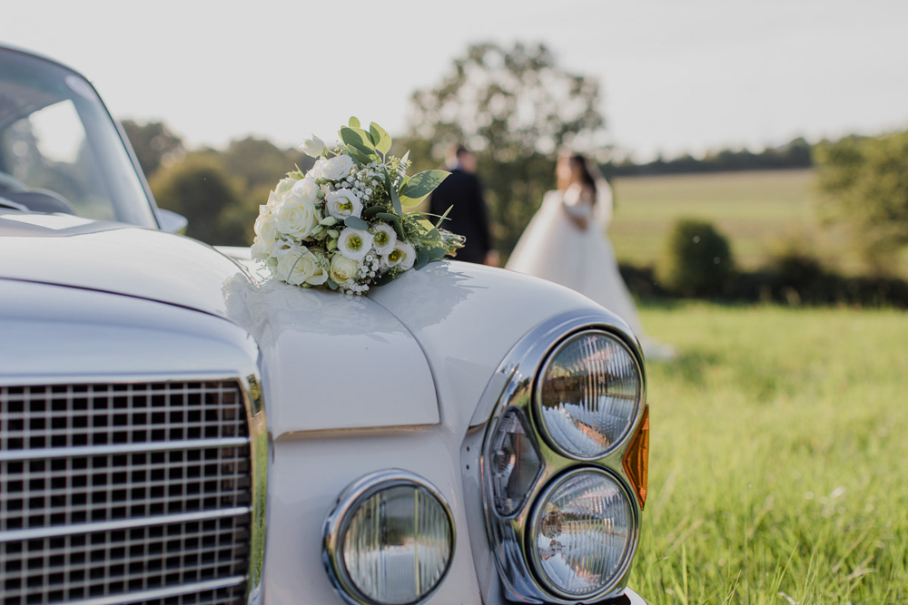 Mercedes Oldtimer mit Braut und Bräutigam – stilvolles Hochzeitsportrait vor dem Fahrzeug